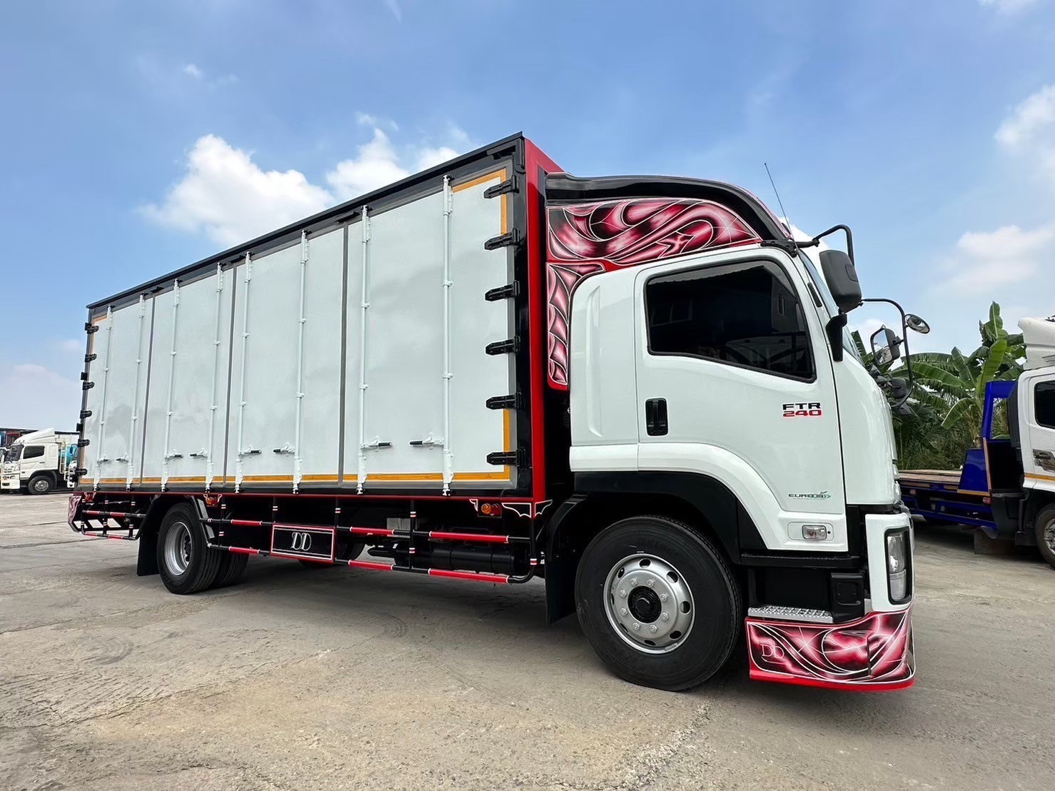 6ล้อตูัทึบ7.5m ISUZU FTR 240 ปี56 7.5m 1,050,000