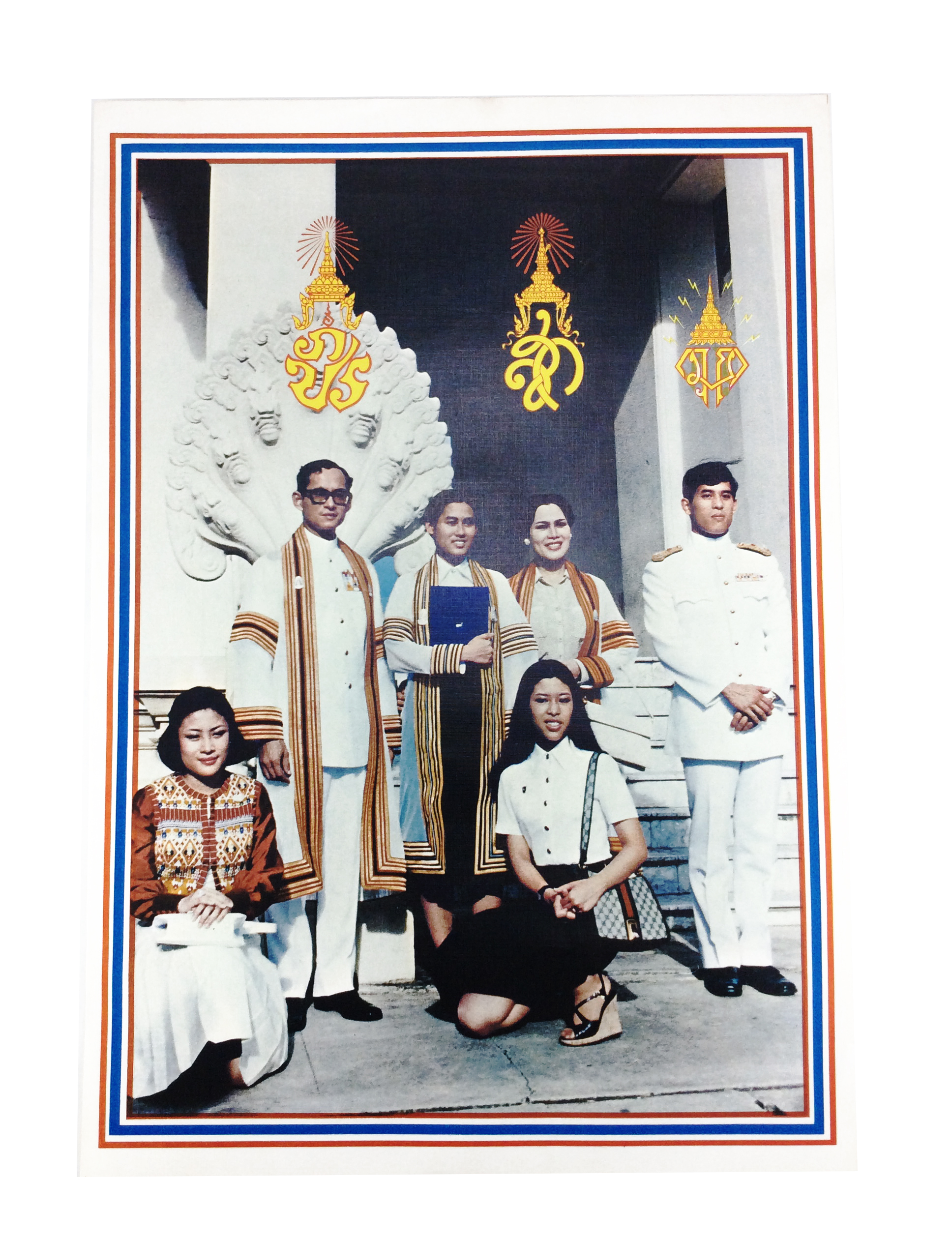 พระบรมฉายาลักษณ์ รัชกาลที่ 9 พระบรมราชินีนาถและพระบรมวงศานุวงศ์ทรงชุดครุยจุฬา รูปหายาก รูปสะสม สิ่งพิมพ์เก่า