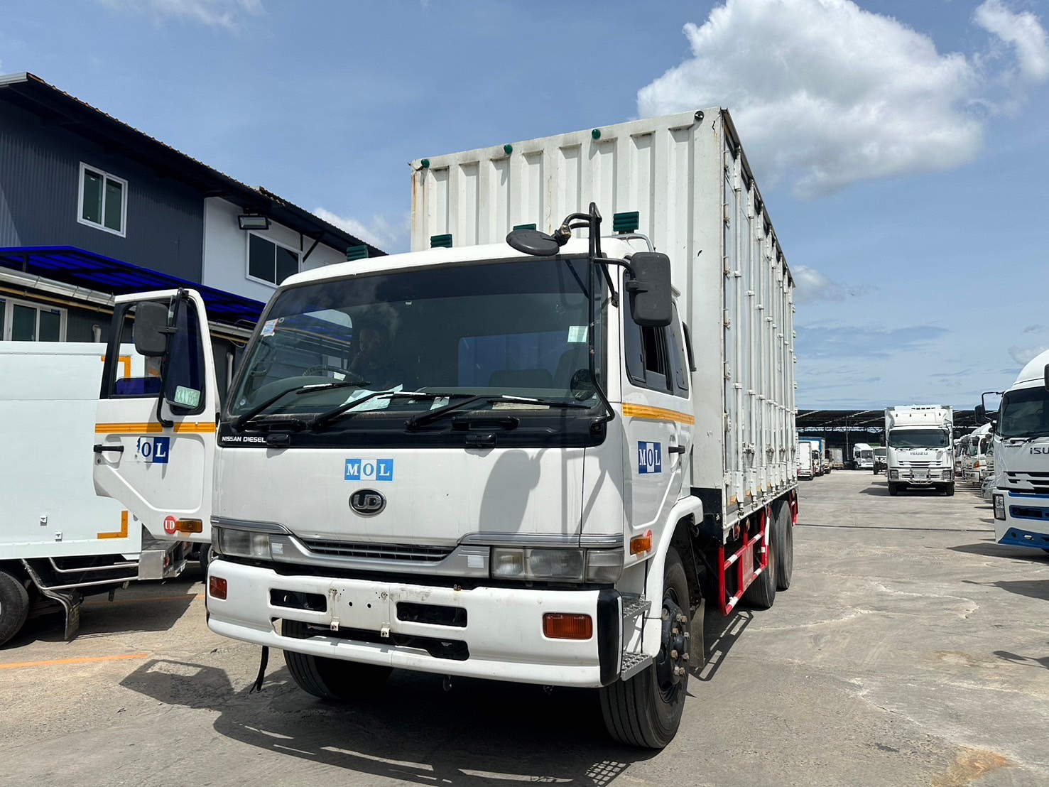 10ล้อตู้ทึบ10บาน6.2ม.NISSANนิสสันยูดี 254 แรงม้าปี48ตามสภาพ350,000บ4091มี3คัน(A)