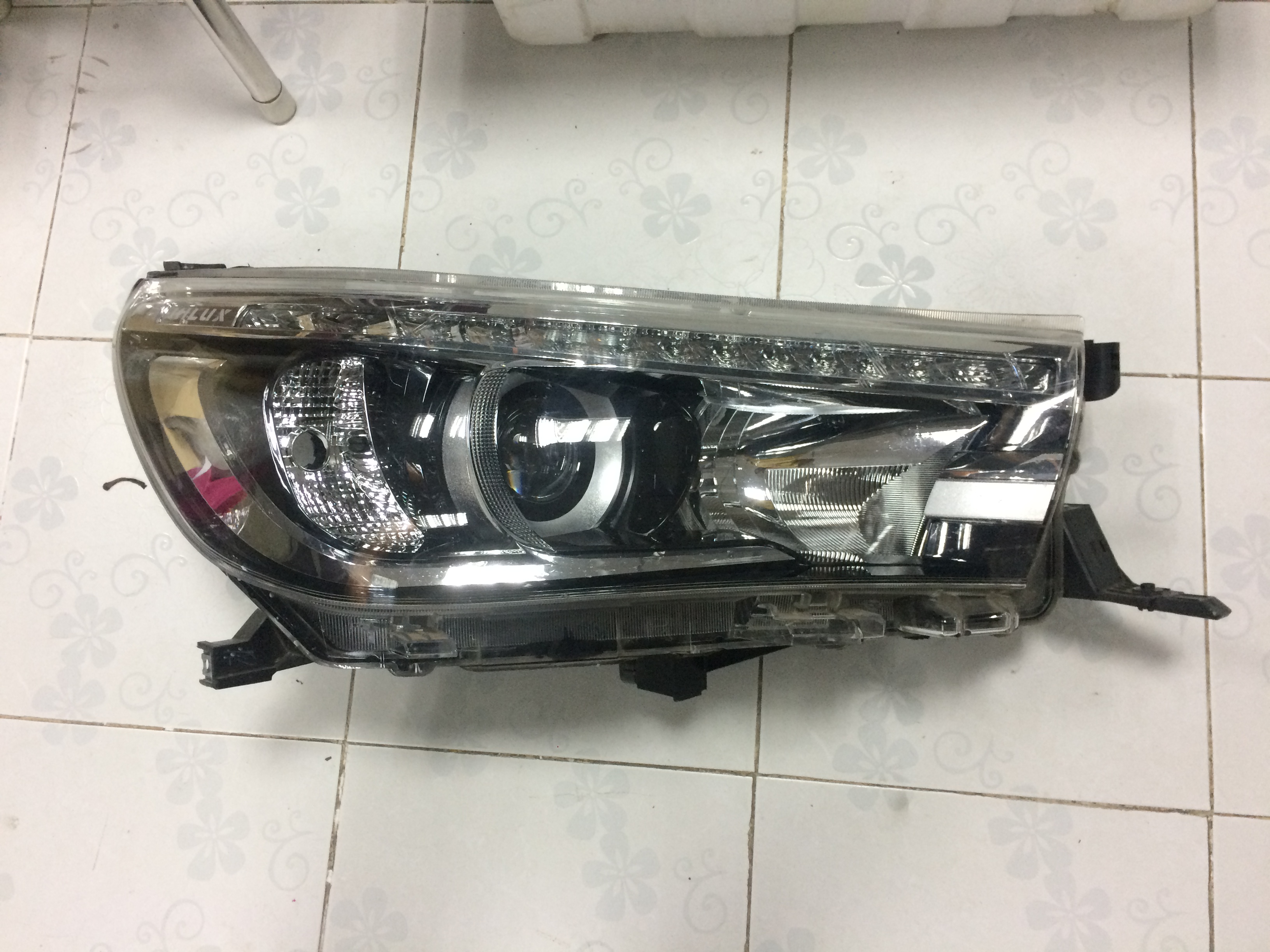 Headlight Toyota Hilux REVO LED Projector - Right