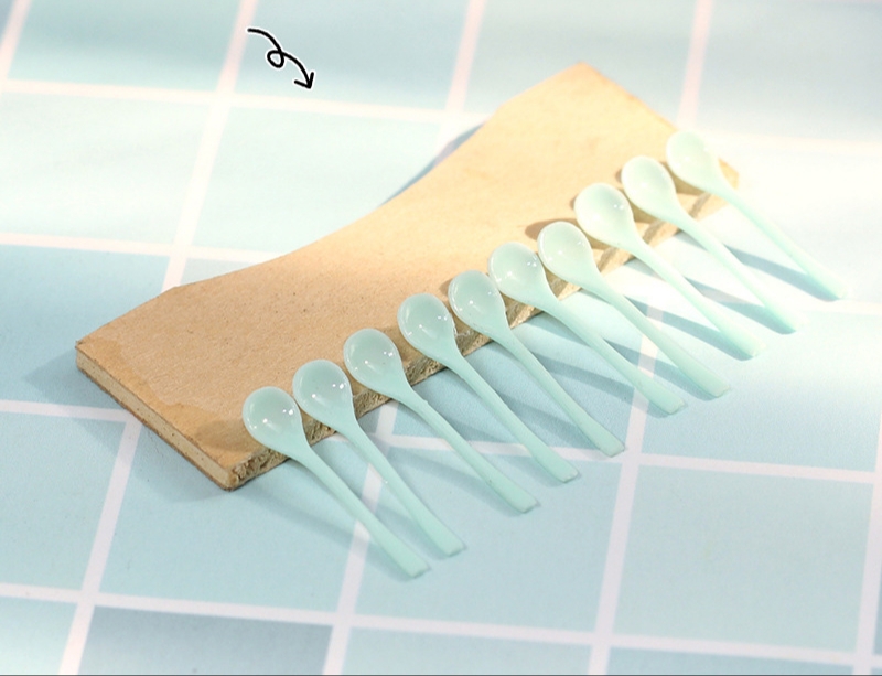 ช้อนกาแฟจิ๋วสีฟ้าทำจากพลาสติกเกรดเอช้อนจำลองของจิ๋วเสมือนจริงเหมาะสำหรับนักปั้นอาหารจิ๋วและนักสะสมของจิ๋วโดยเฉพาะ