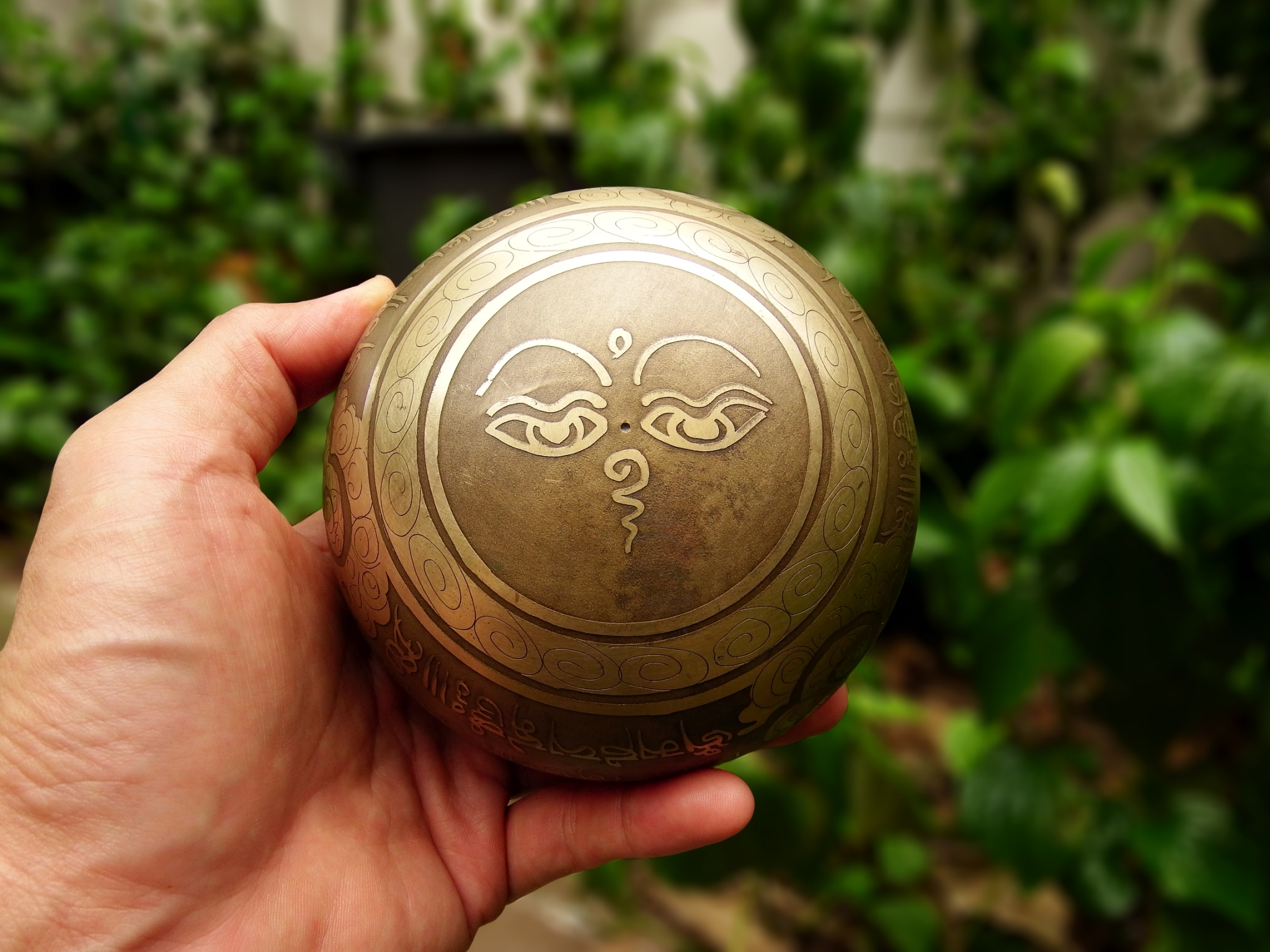 ขันทิเบต Tibetan Singing Bowl (ทองเหลือง) แกะสลักบทสวดหัวใจพระสูตร เสริมมงคลผู้บูชา ( 9.5 cm.)