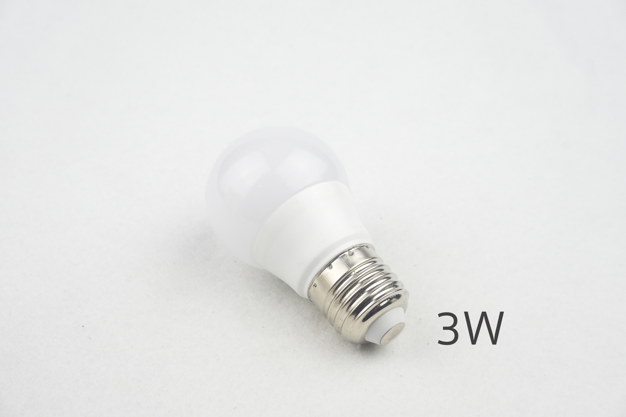 หลอดไฟ LED ทรงกลม แสงสีขาว ขั้วเกลียวมาตรฐาน E27 ขายปลีกส่ง ราคาถูก