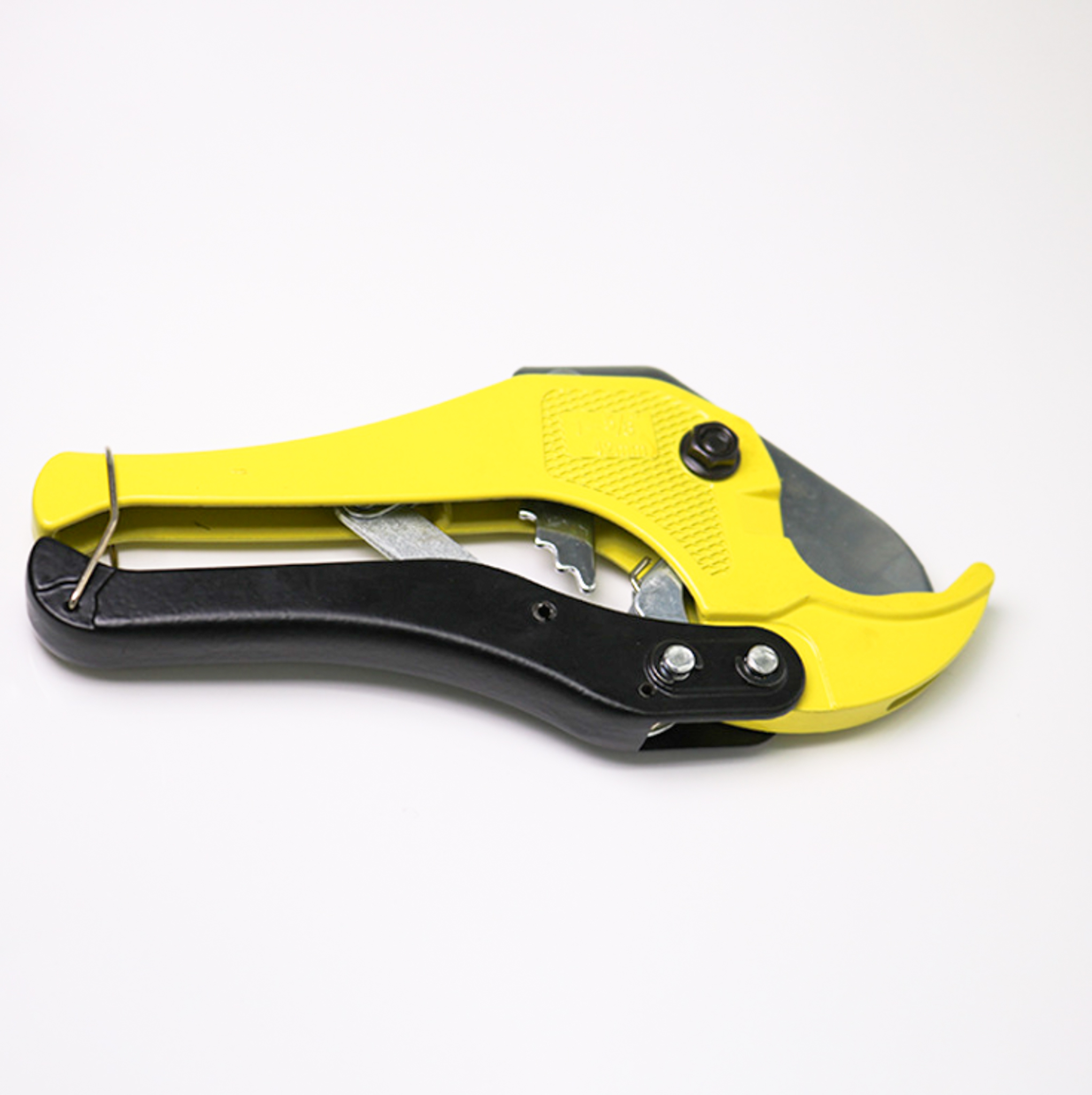 กรรไกรตัดท่อพีวีซี ยี่ห้อปลาวาฬ รุ่น KM42 ขนาด 42 มม. ด้ามเหลืองดำ [ขายส่ง]