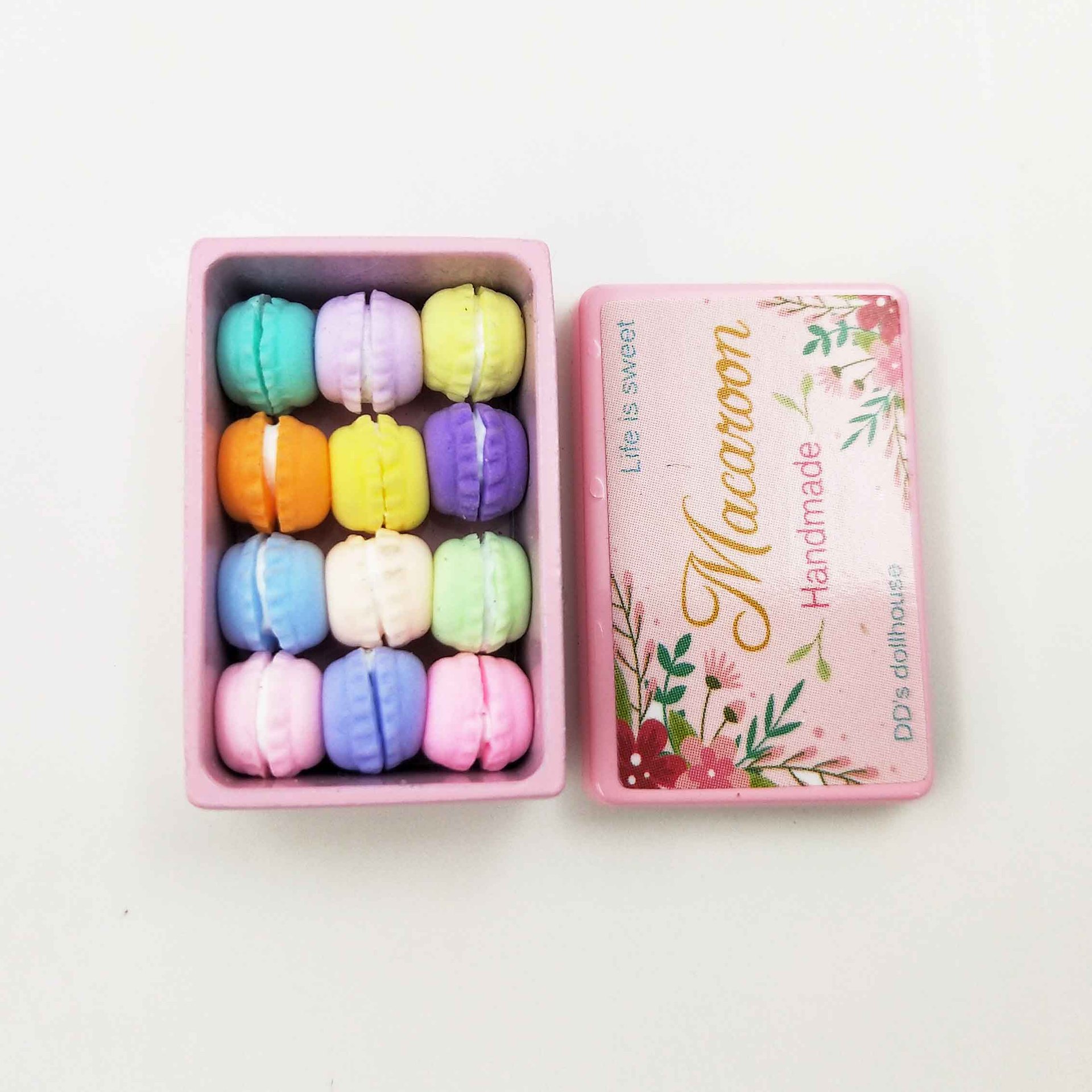 กล่องจิ๋วสีชมพูสำหรับบรรจุขนมมาการองจิ๋วจากดินปั้นจิ๋วงานDOLLHOUSE อาหารจิ๋ว เล่นสร้างสรรค์ แซนวิช มาการอง ขนมขบเคี้ยว มินิบ็อกซ์