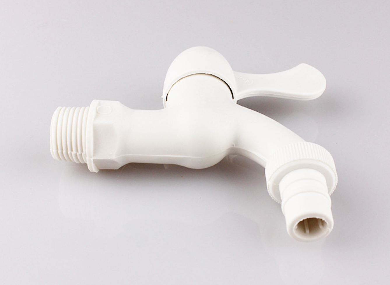 ก๊อกน้ำพลาสติก ABS ขนาด 1/2" สีขาว ขายปลีกส่ง ราคาถูก