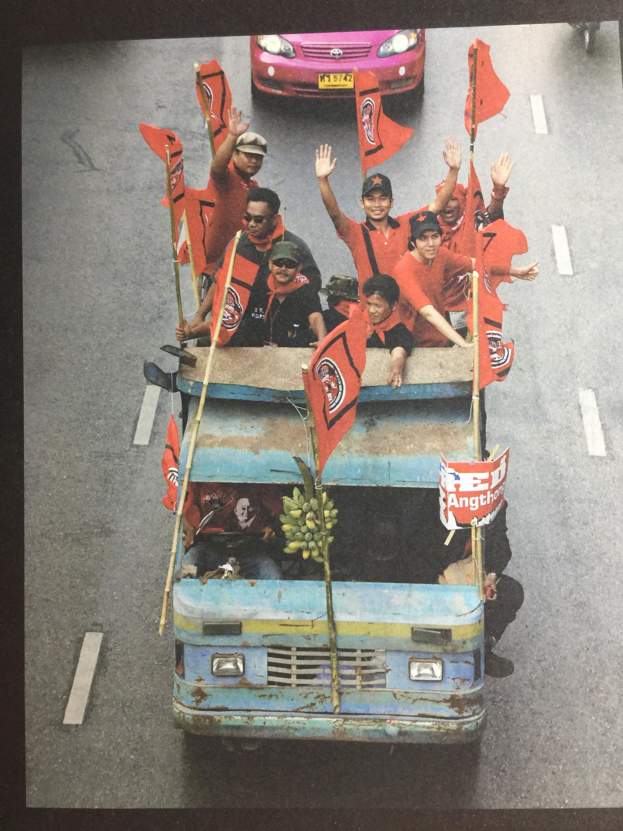 ราษฏร์ประสงค์ 2553. หนังสือประวัติศาสตร์ การต่อสู้ของคนสื้อแดง