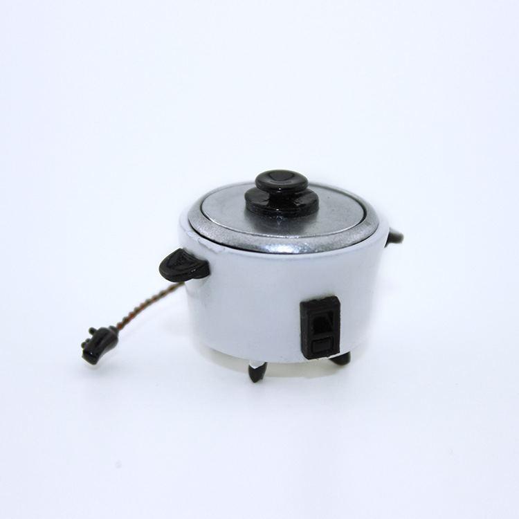 หม้อหุงข้าวจิ๋วสีขาวรุ่นมีทัพพีจิ๋วแขวนข้างพร้อมฝาปิดจิ๋วเปิดด้วยมือสายปลั๊กไฟสีดำจิ๋วสำหรับตกแต่งห้องครัวจิ๋ว,ร้านอาหารจิ๋วจำลอง