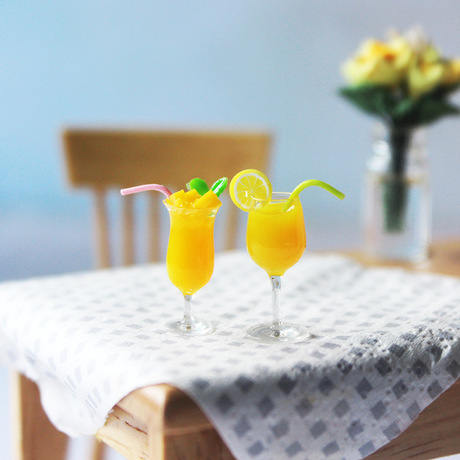 แก้วน้ำส้มจิ๋วมาพร้อมหลอดจิ๋วสีขาวตกแต่งด้วยส้มจิ๋วงานสะสม1:12dollhouse