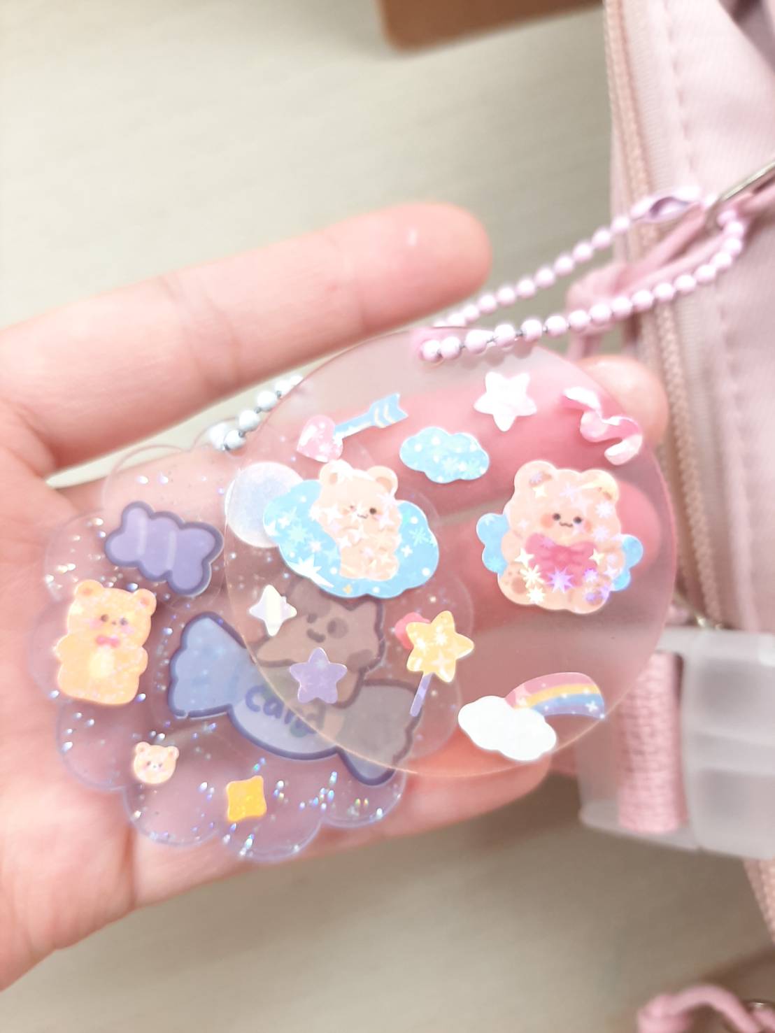 พวงกุญแจน่ารักเกินปุยมุ้ยพลาสติกใสพร้อมสติ๊กเกอร์ตกแต่งลายต่างๆสำหรับนักสะสมของจิ๋วและผู้ที่รักการสะสม พวงกุญแจแสนน่ารัก ของโดยเฉพาะ