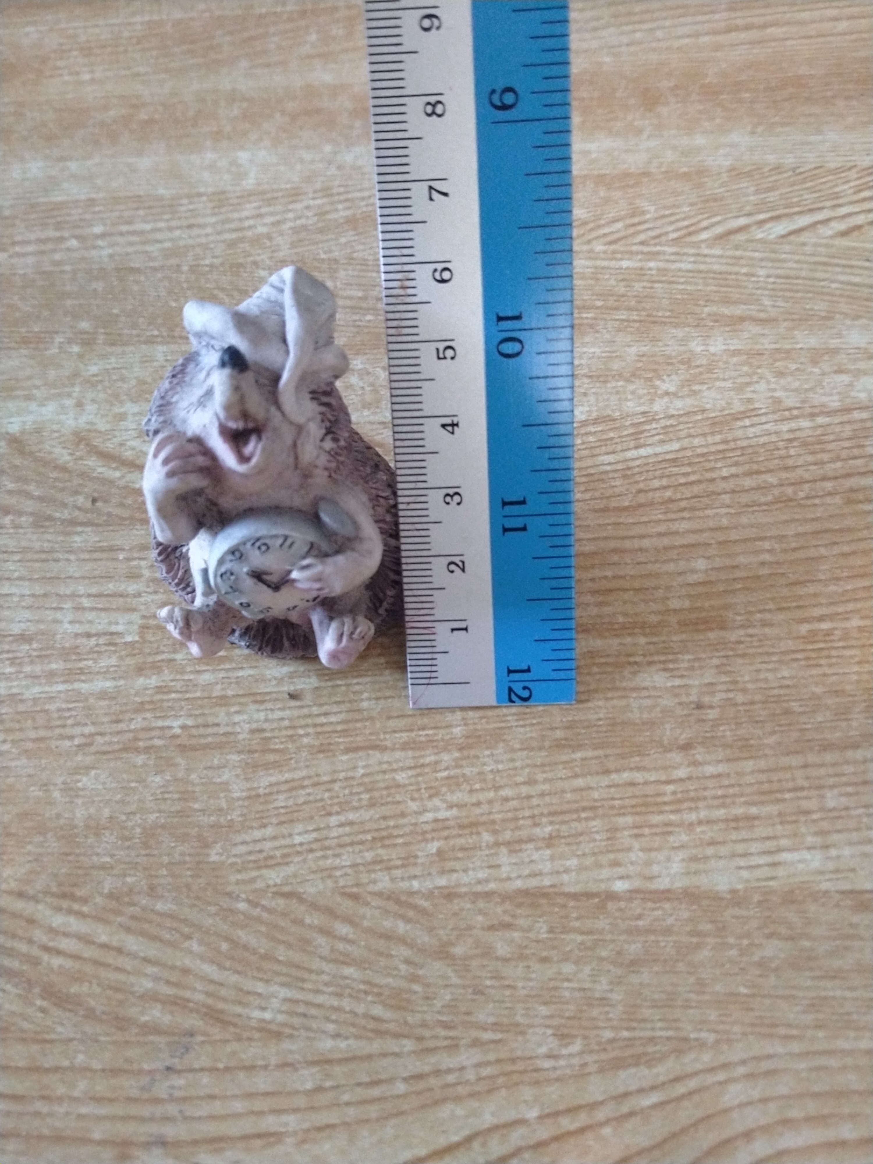 ตุ๊กตาเม่นถือนาฬิกา