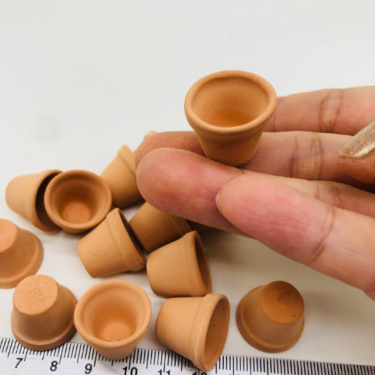 กระถางดินเผาจิ๋ว (สีอิฐ) 10 pieces W20 x H16 mm