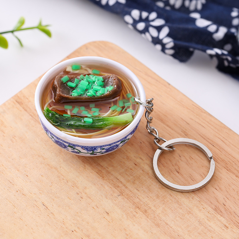 พวงกุญแจถ้วยราเมนจิ๋วเสริฟในชามจิ๋วสีดำพร้อมกุ้งจิ๋วและผักจิ๋วสำหรับสะสม