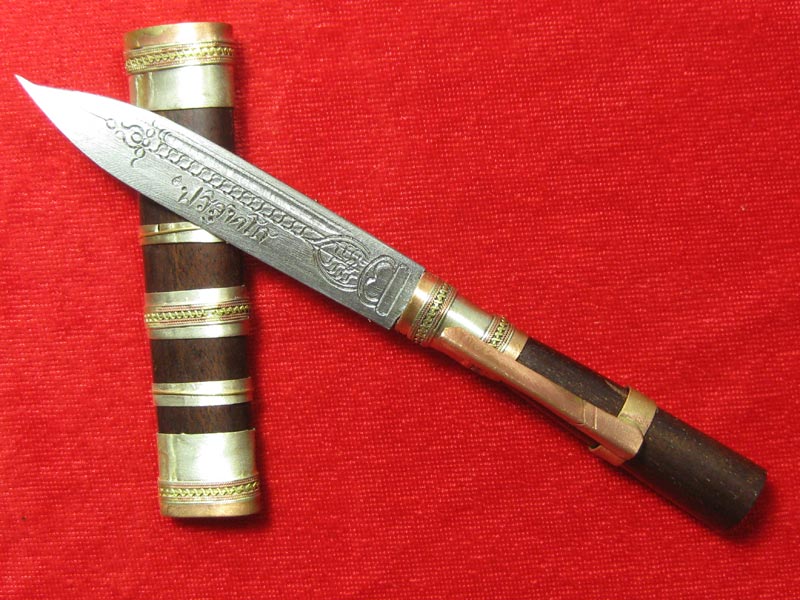 (17) มีดหมอหลวงพ่อคูณ วัดบ้านไร่ ปี 36 (ด้ามไม้ฝักไม้) ออกที่วัดประโดก อ.เมืองนครราชสีมา ปี 2536