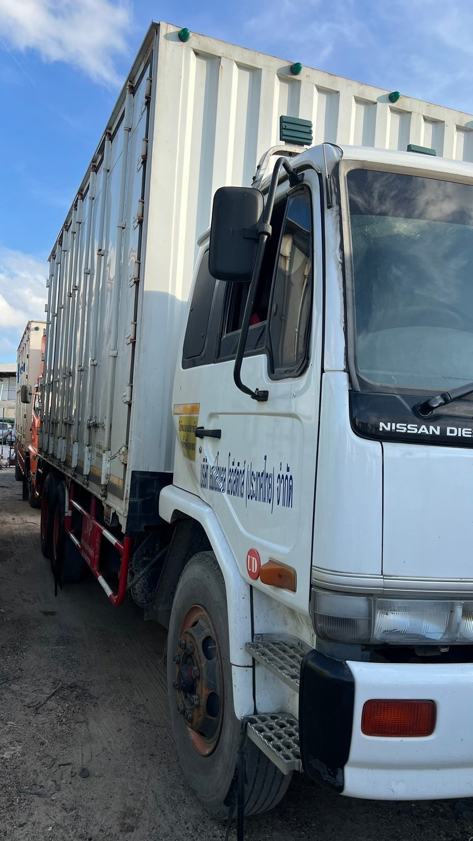 10ล้อตู้ทึบ10บาน6.2ม.NISSANนิสสันยูดี 254 แรงม้าปี48ตามสภาพ350,000บ4091มี3คัน(A)