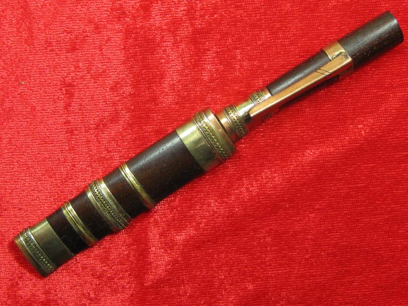 (8) มีดหมอหลวงพ่อคูณ วัดบ้านไร่ ปี 36 (ด้ามไม้ฝักไม้) ออกที่วัดประโดก อ.เมืองนครราชสีมา ปี 2536