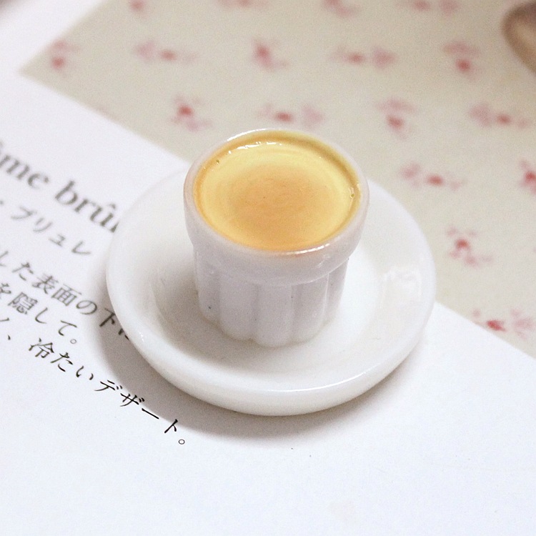 ถ้วยพุดดิ้งจิ๋วของหวานสไตล์ไต้หวันด้วยถ้วยเซรามิคสีขาวเหมาะสำหรับนำไปเล่นกับตุ๊กตา 16 cm และเหมาะสำหรับนักสะสมของจิ๋วโดยเฉพาะ