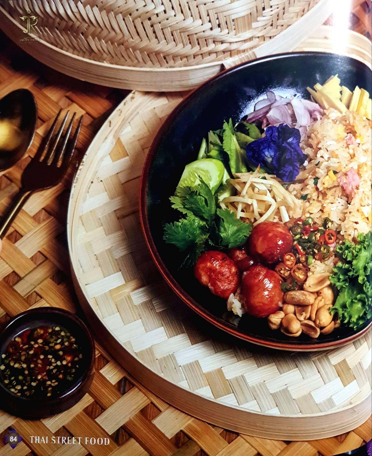 STREET FOOD ความอร่อยริมทาง ที่สร้างความประทับใจให้คนกิน (ปกแข็ง)