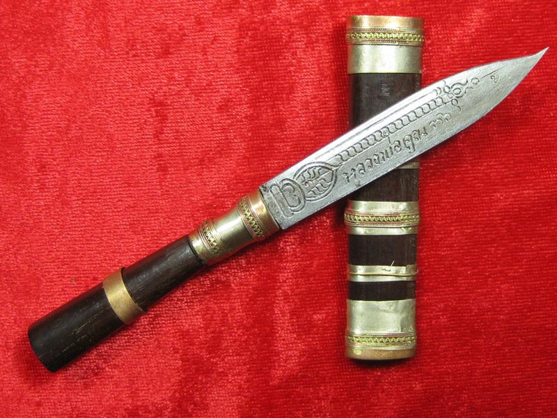 (17) มีดหมอหลวงพ่อคูณ วัดบ้านไร่ ปี 36 (ด้ามไม้ฝักไม้) ออกที่วัดประโดก อ.เมืองนครราชสีมา ปี 2536