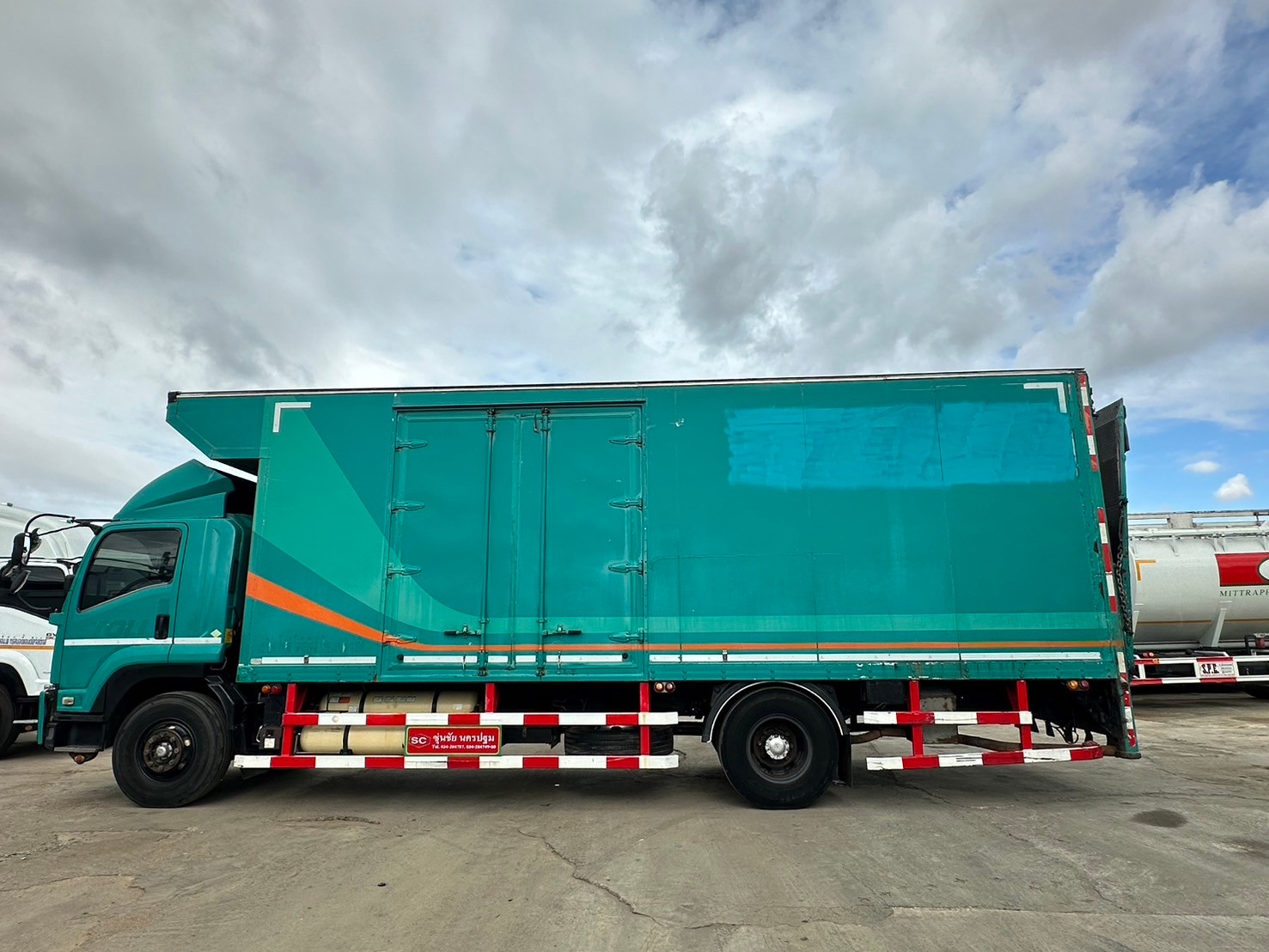 6ล้ออีซูซุตู้ทึบ1บาน7.7ม ISUZU CNG FTR220แรงปี2555 ย.7.7ก.2.4ส.2.8รถขนมอเตอร์ไซด์2ชั้นพร้อมลิฟท์ท้ายสภาพสวย พร้อมใช้งานคัดซี385,000บ.พร้อมตู้450,000บ.มี2คันA