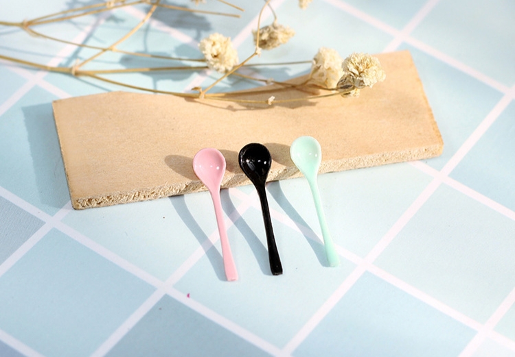 ช้อนกาแฟจิ๋วสีเหลืองจำลองของจิ๋วเสมือนจริงเหมาะสำหรับนักปั้นอาหารจิ๋วและนักสะสมของจิ๋วโดยเฉพาะ