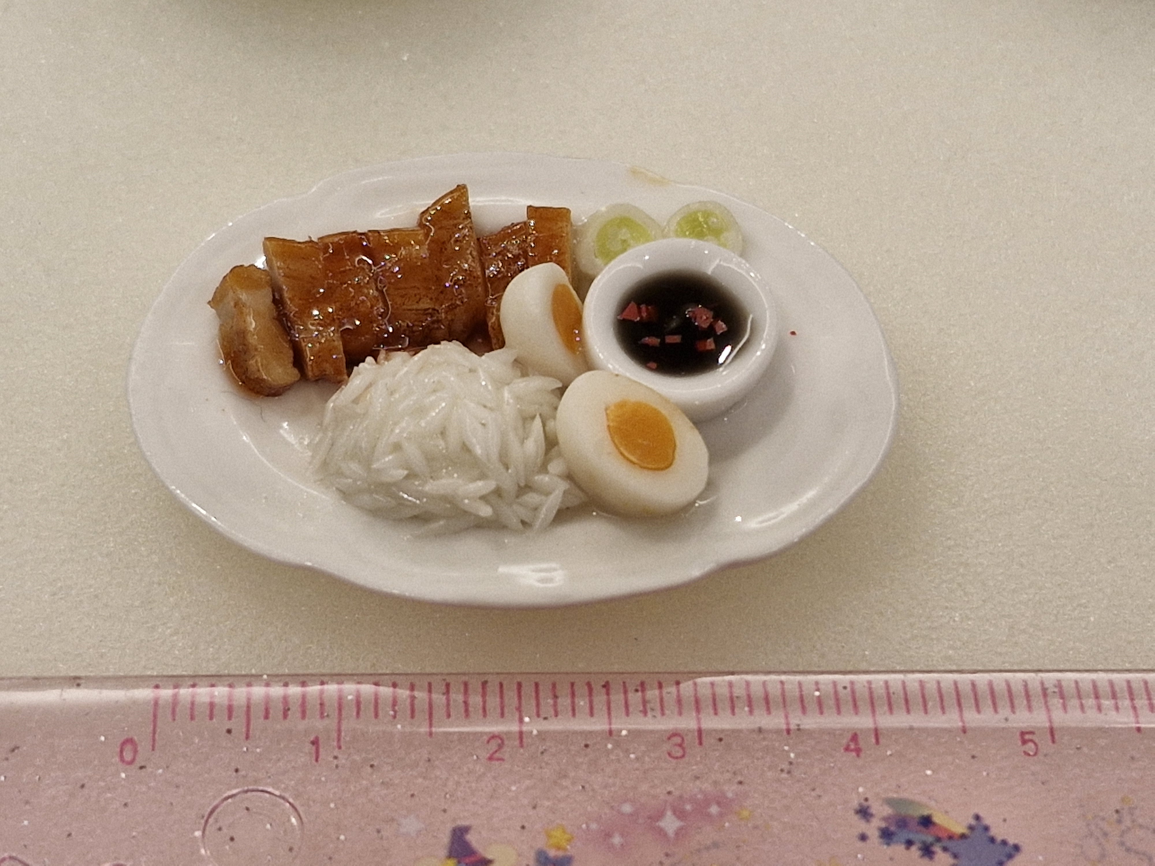 เมนูจานจิ๋วชุดข้าวหมูกรอบ งานดินปั้นจิ๋วจากดินไทย อาหารจิ๋วจำลอง งานสะสมdollhouse ตุ๊กตาจิ๋ว อาหาร ของเล่น โมเดล DIY ดินจำลอง มินิ กล่อง ตู้สูง