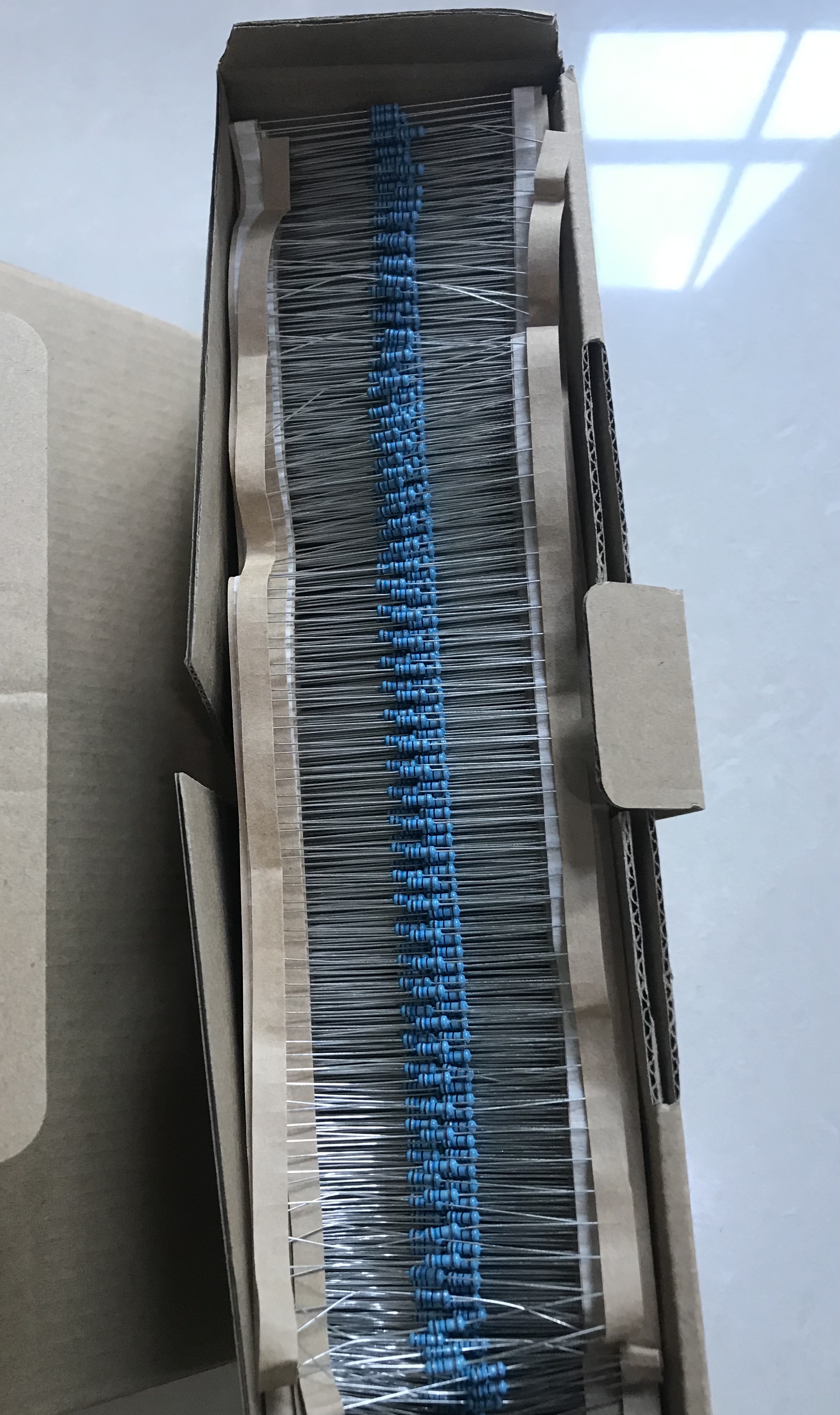 1.6R 1/4W 金属膜Metal Film 1% (1ชุดมี100ตัว)