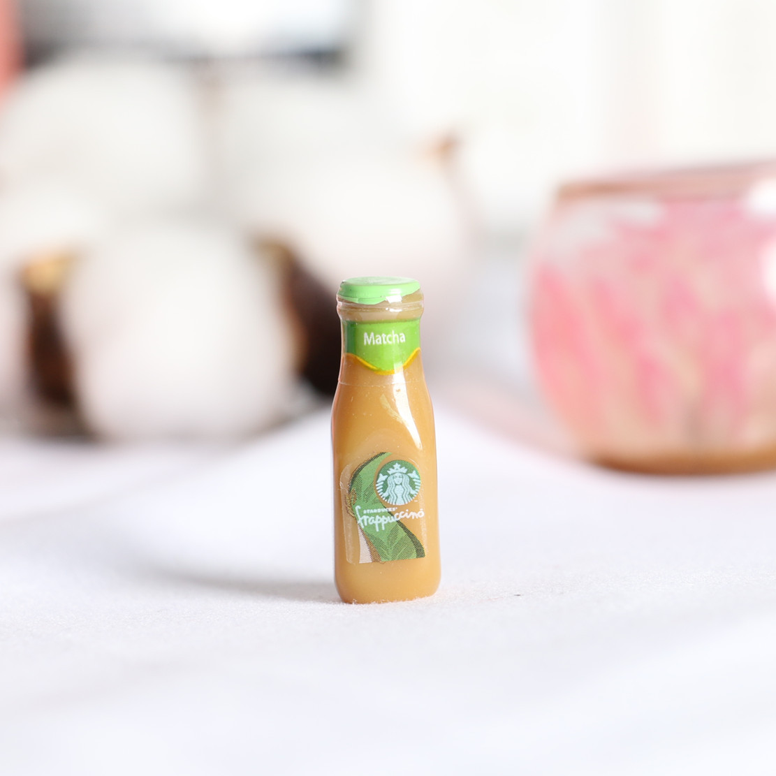 ขวดกาแฟจิ๋วสีเขียวรสชสมัจฉะสำหรับนักสะสมของจิ๋วและผู้ที่รักการสะสมตุ๊กตาdoll houseตุ๊กตาอุปกรณ์บ้านตุ๊กตาอาหารขนาดเล็กเล่นฉาก DIY รุ่นมินิสตาร์กาแฟพลาสติกแพคเกจเครื่องดื่ม