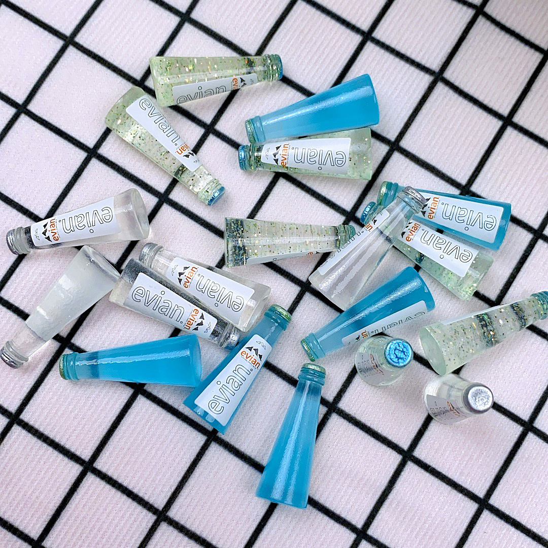 ขวดน้ำดื่มจำลองมินิยี่ห้อEvianขวดมินิเครื่องดื่มขวดเปลือกโทรศัพท์มือถือครีมกาวอุปกรณ์diyบ้านตุ๊กตาpropsเหมาะสำหรับนักสะสมนำไปโชว์งานของจิ๋ว