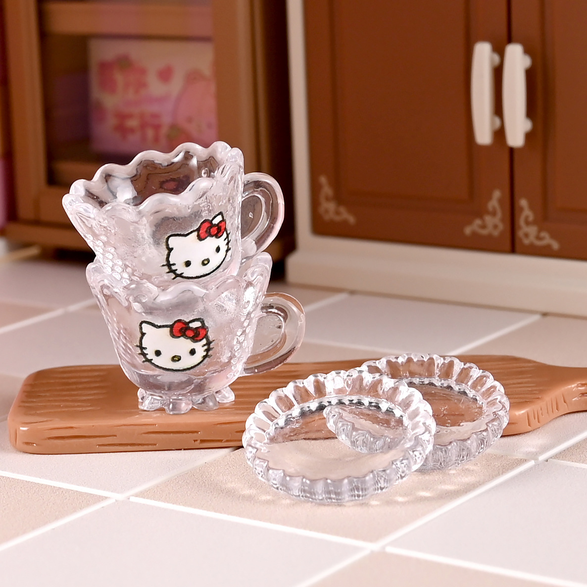 แก้วจิ๋วคิตตี้จำลองงานจริงอุปกรณ์สำหรับบ้านตุ๊กตา: ถ้วยและจานรองพิมพ์ใสขนาดเล็กสำหรับวางโชว์บนโต๊ะแบบ DIY และโมเดลฉากต่างๆ