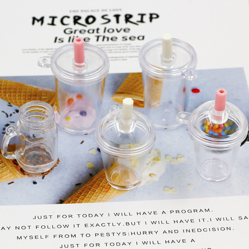 แก้วจิ๋วสีใสมาพร้อมหลอดสีขาวสำหรับนำไปตกแต่งด้วยเรซิ่น เหมาะกับนัก DIY ที่ชื่นชอบการสะสมของจิ๋วและนักปั้นดินจิ๋ว