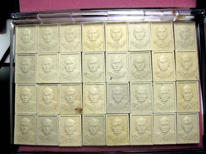 พระพิมพ์รูปเหมือน เนื้อผงพุทธคุณ หลวงพ่อคง จัตฺตมโล วัดเขาสมโภช พ.ศ.2536