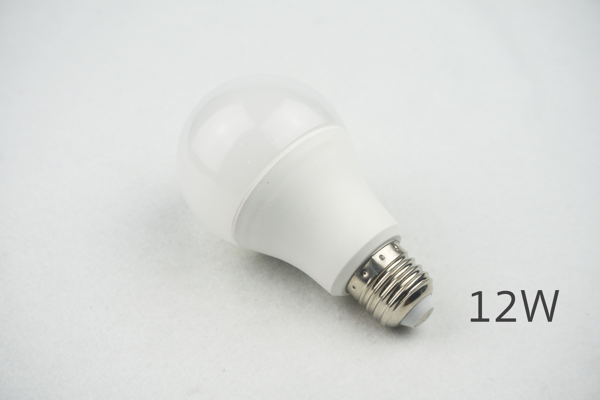 หลอดไฟ LED ทรงกลม แสงสีขาว ขั้วเกลียวมาตรฐาน E27 ขายปลีกส่ง ราคาถูก