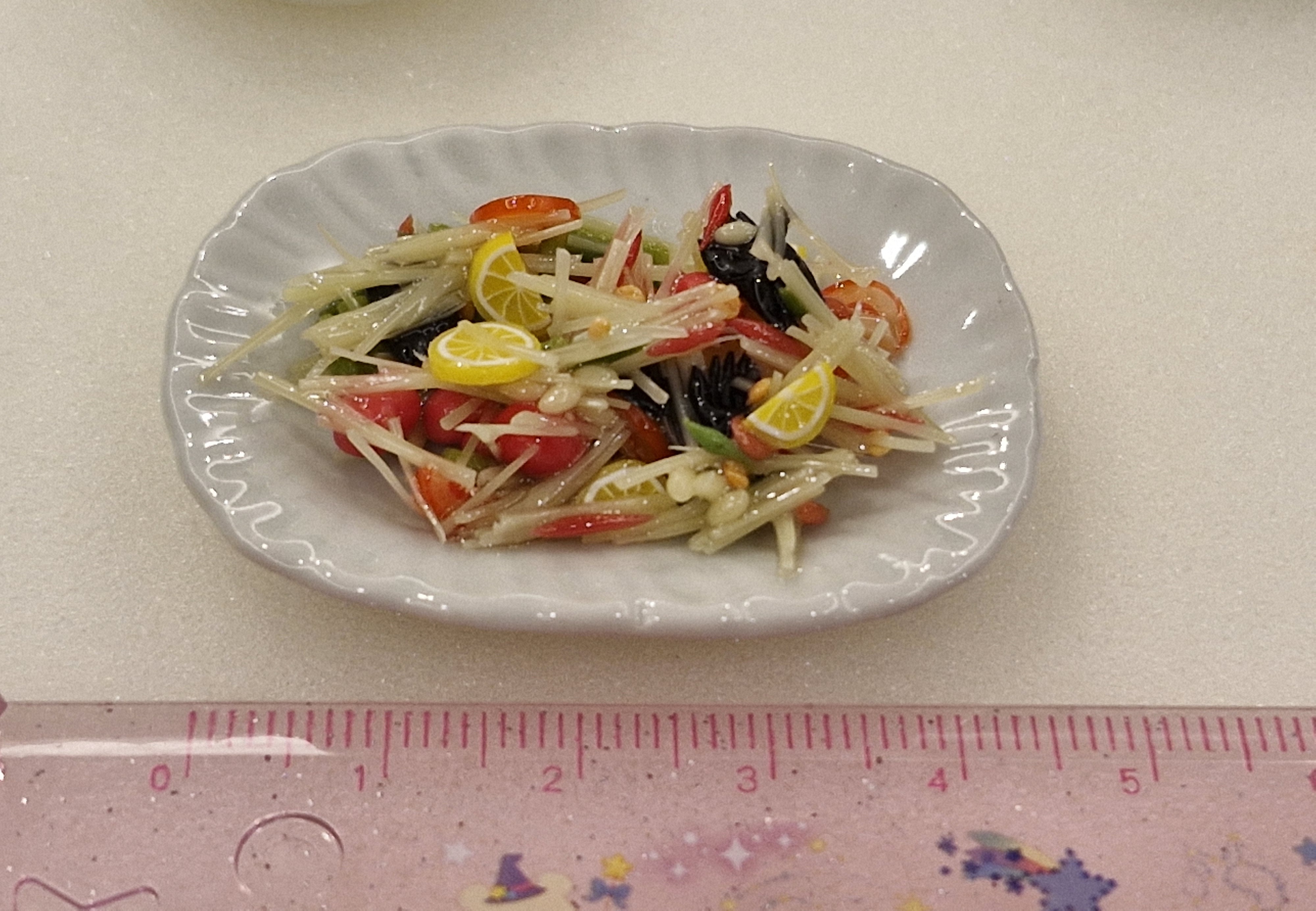 เมนูส้มตำจิ๋วจากดินปั้นจิ๋ว สำหรับนำไปตกแต่งร้านขายอาหารจิ๋ว งานจำลองงานสะสมdollhouse ตุ๊กตาจิ๋ว อาหาร ของเล่น โมเดล DIY ดินจำลอง มินิ กล่อง ตู้สูง