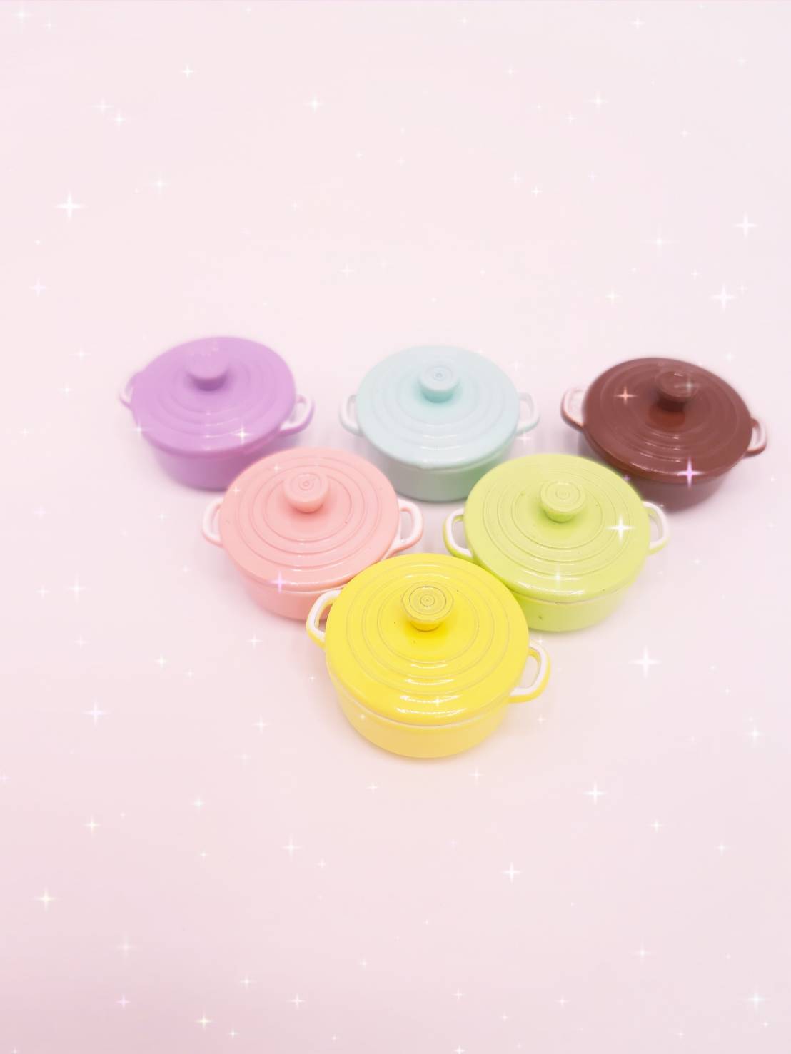 หม้อจิ๋วสีน้ำตาลพร้อมฝาสีสันสวยงามเหมาะสำหรับจัดตกแต่งร้านอาหารจิ๋วจำลอง