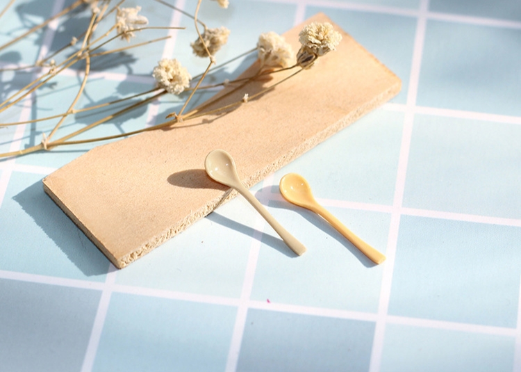 ช้อนกาแฟจิ๋วสีเหลืองจำลองของจิ๋วเสมือนจริงเหมาะสำหรับนักปั้นอาหารจิ๋วและนักสะสมของจิ๋วโดยเฉพาะ