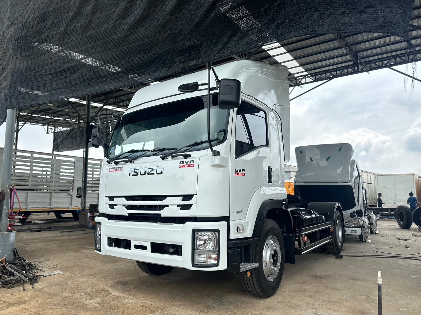 6ล้อหัวลากISUZU GVR 300ปี52 เก็บงานสีใหม่ยางใหม่เช็กทุกระบบทั้งคันพร้อมใช้8.5แสนบาท