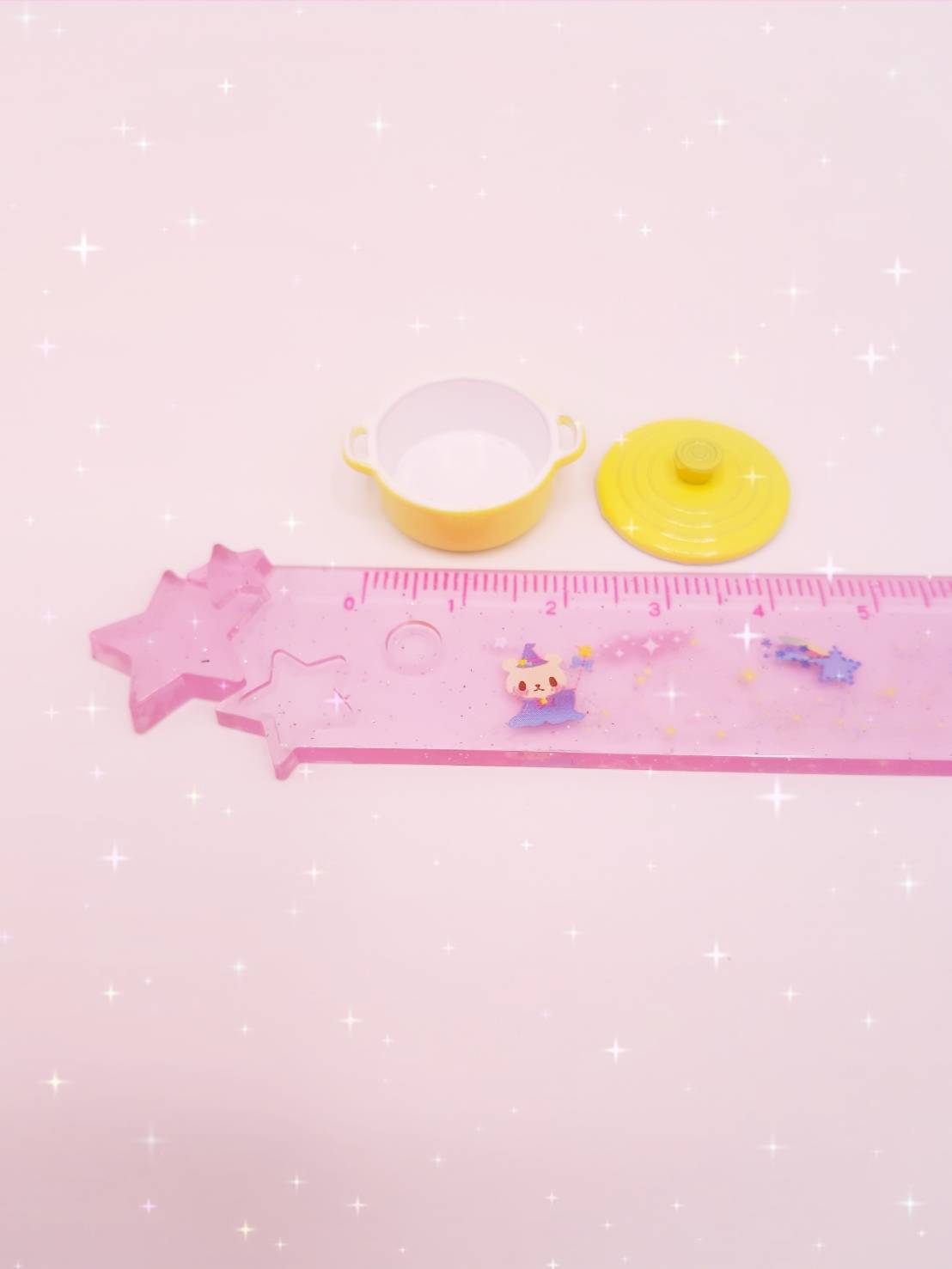 หม้อจิ๋วสีน้ำตาลพร้อมฝาสีสันสวยงามเหมาะสำหรับจัดตกแต่งร้านอาหารจิ๋วจำลอง