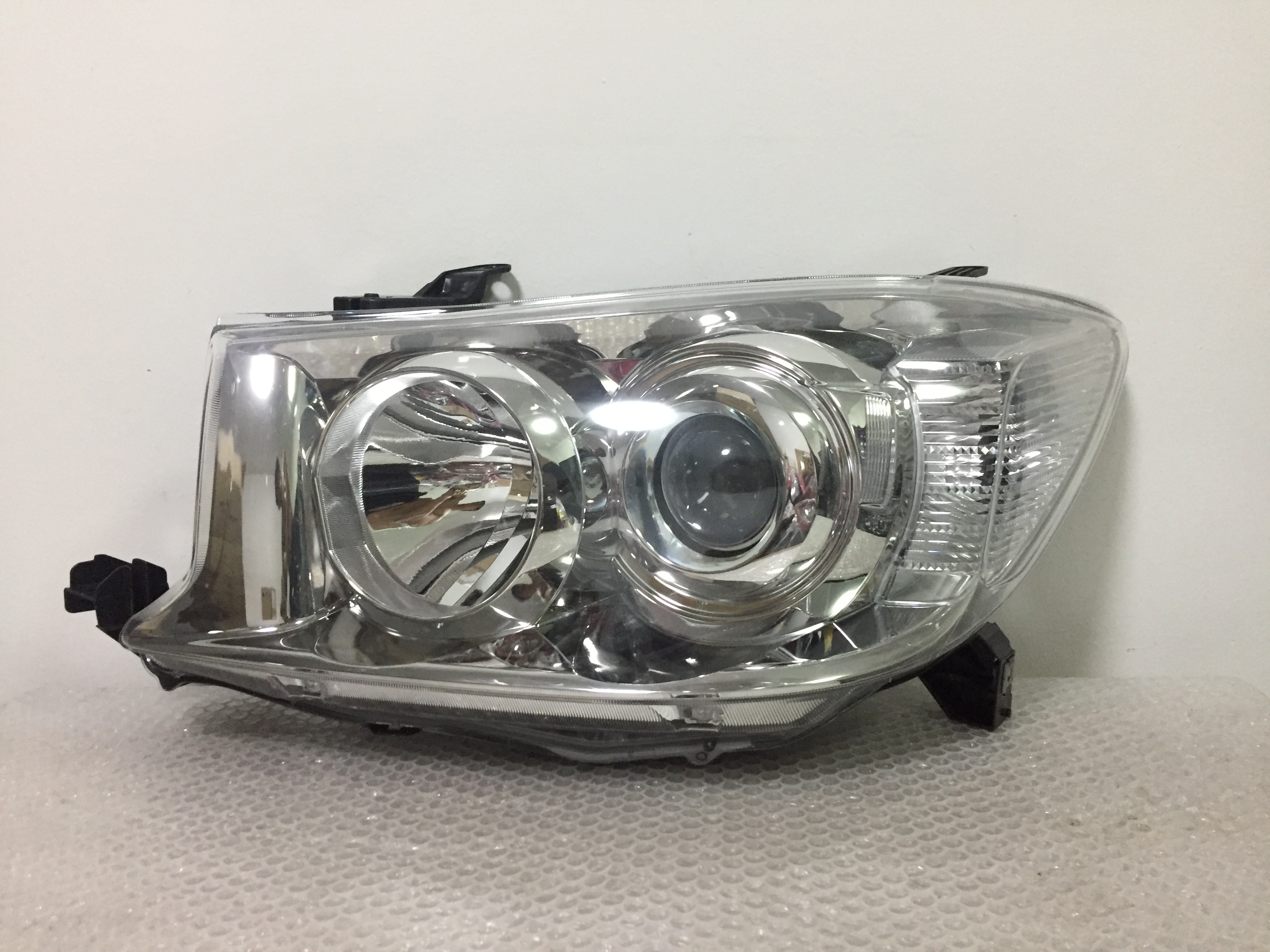 ไฟหน้า Toyota Forturner 2008 - 2012 หน้ายักษ์ โคมหลอดฮาโลเจน ข้างซ้าย ของแท้เบิกศูนย์ ของใหม่100% ยังไม่ผ่านการใช้งาน