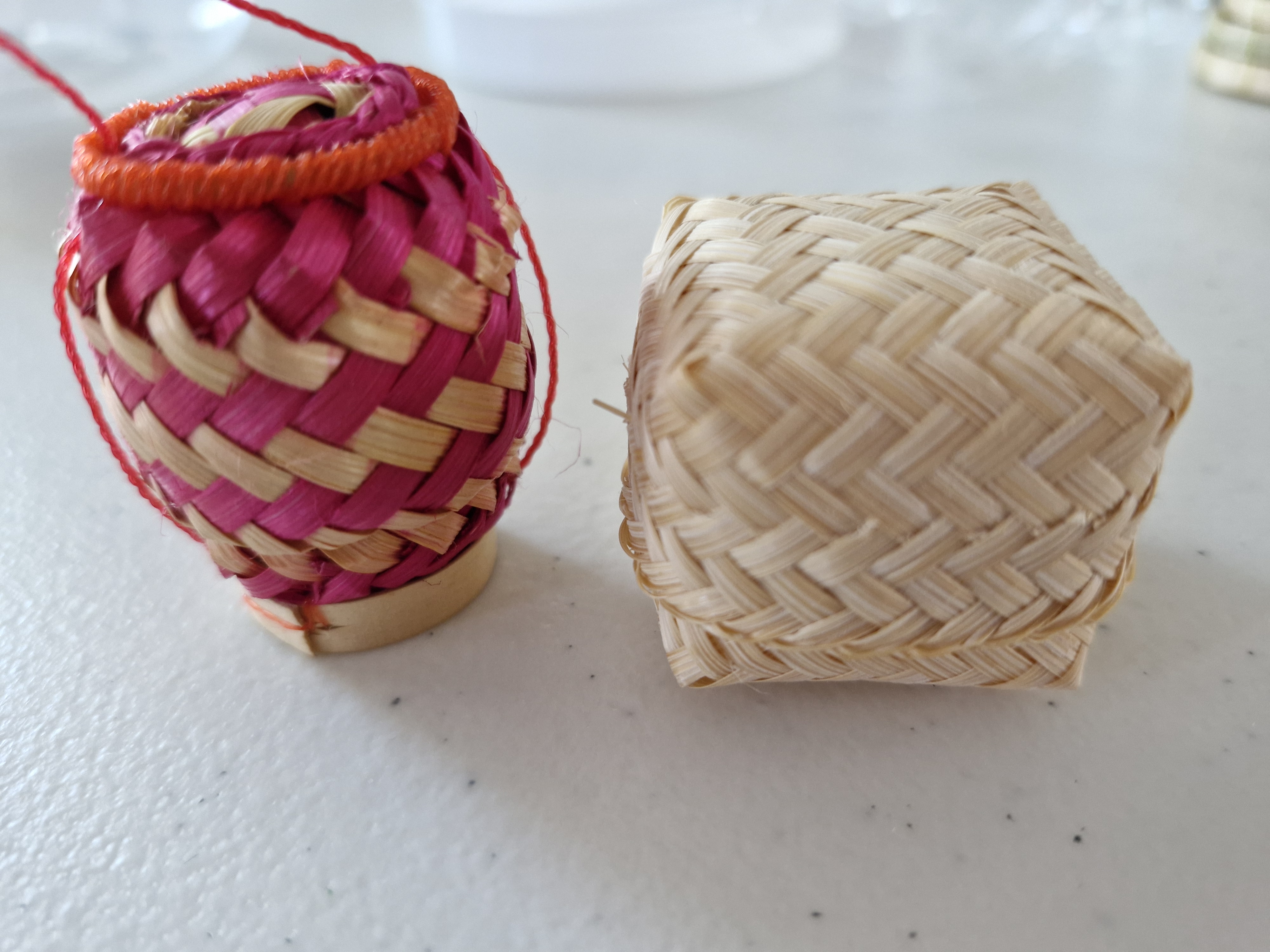 กระติบข้าวเหนียวจิ๋วงานจักสานของจิ๋วสำหรับตกแต่งร้านส้มตำจิ๋วและหมูปิ้งจิ๋ว