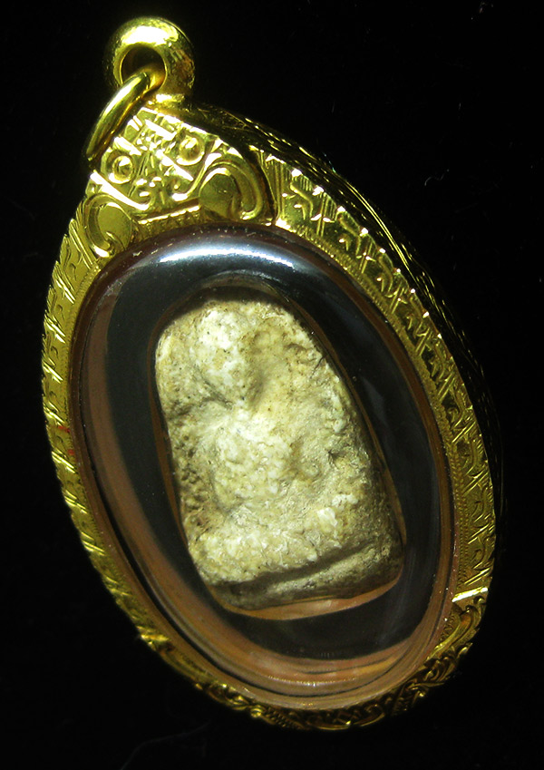 พระกรุวัดพลับ พิมพ์เข่ากว้าง เนื้อผง จ.กรุงเทพ เลี่ยมทองพร้อมบูชา