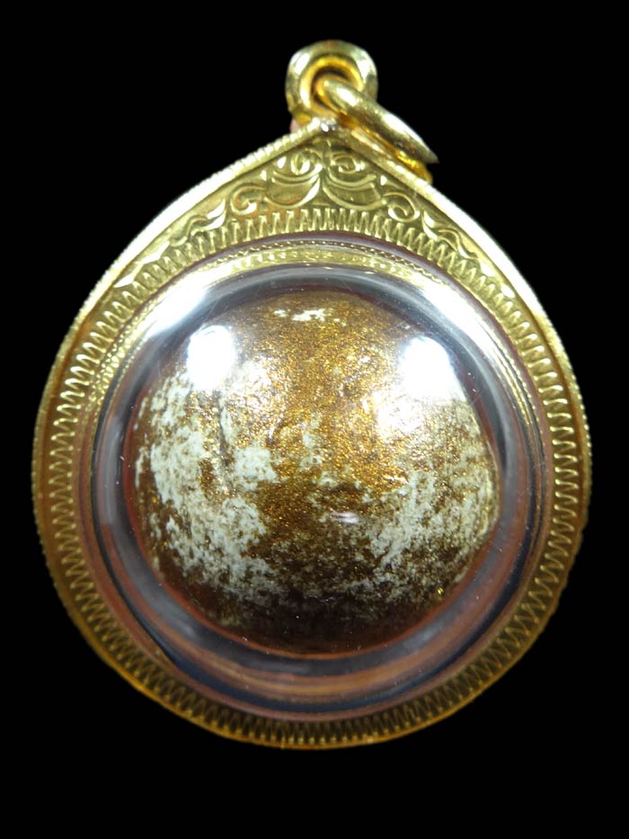 (19) ลูกอมผงพรายกุมาร เนื้อขาว บรอนซ์น้ำมัน ขนาด1.6 ซม. ปี 17 เลี่ยมทองงามๆ พร้อมบูชา