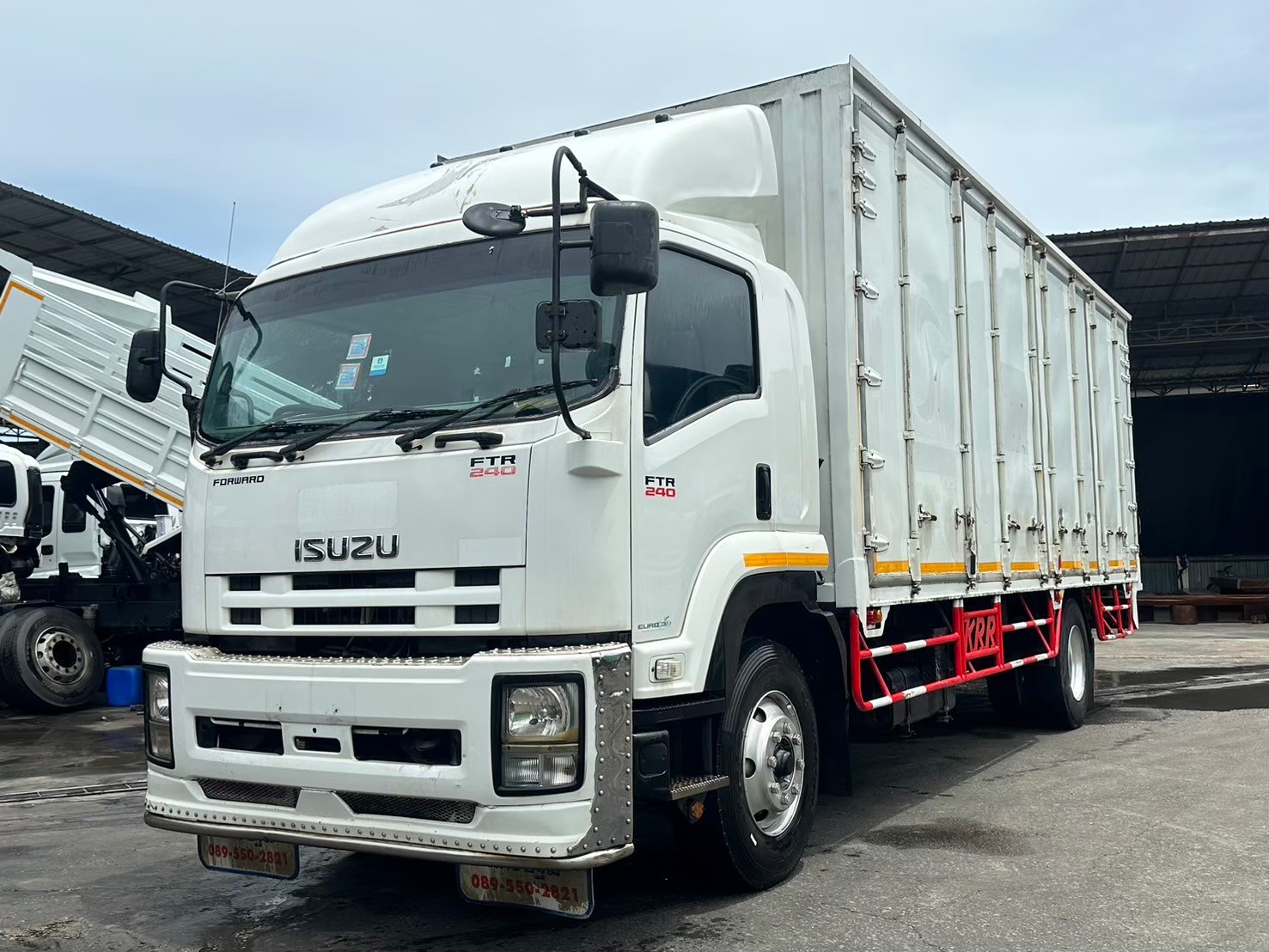 6ล้อตู้ทึบ7.65ม.8น๊อต ISUZU FTR 240 ปี2560 ย.7.6ก.2.35ส2.5ม.930,000บ.ปรับลง890,000บ.3921