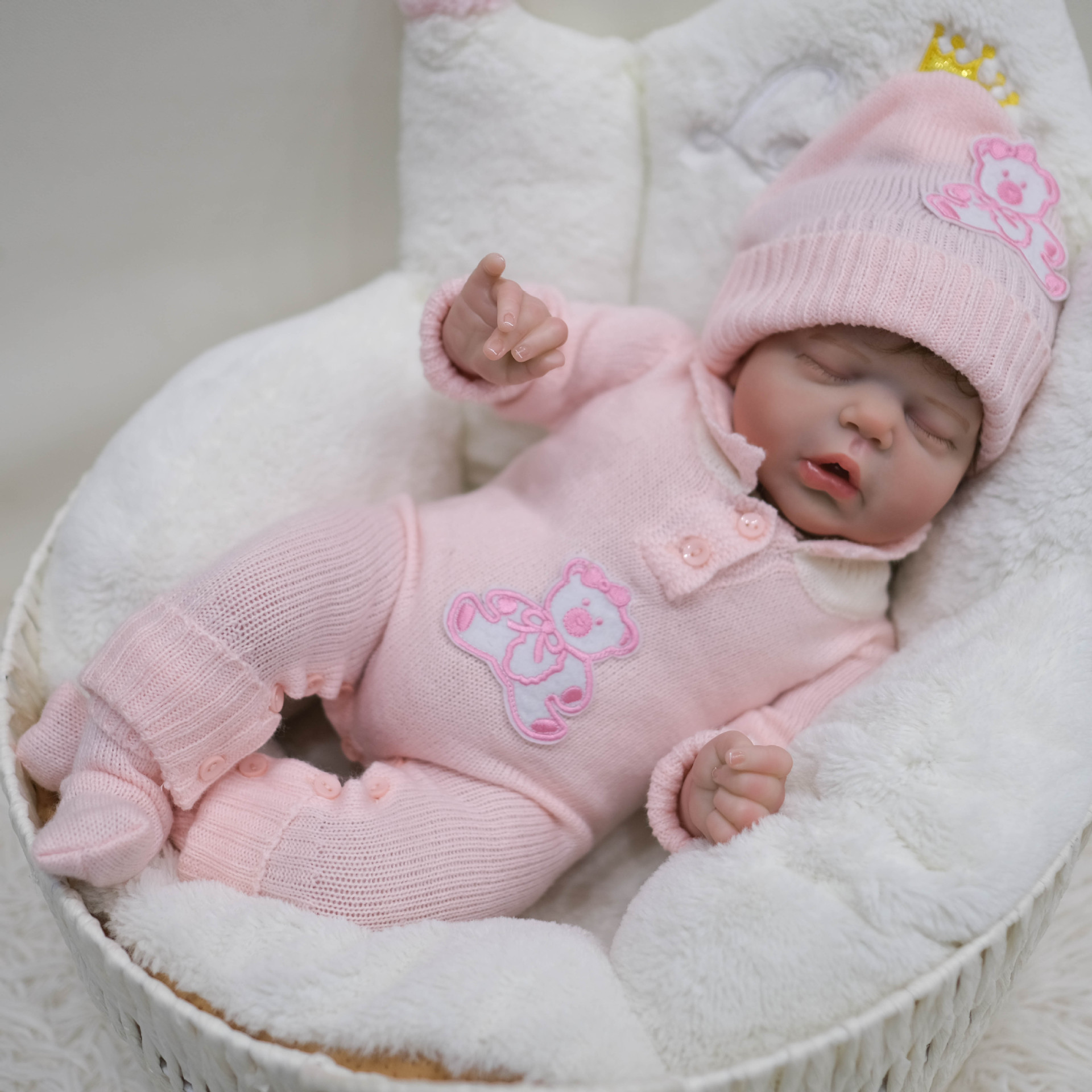 ตุ๊กตาทารกจำลองขนาด 22 นิ้วชุดน้องหมีสีชมพูหน้าลูกครึ่งน้องเอลิเซียงานรีบอร์นดอลล์คุณภาพมาตรฐาน