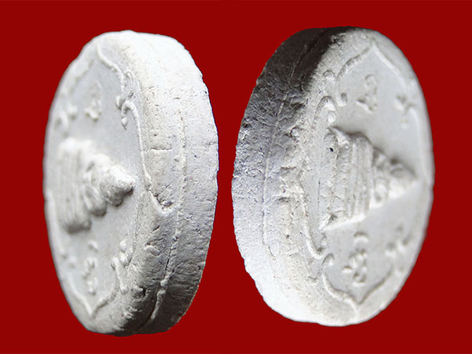 (5) พระจันลอย รุ่นแรก ปี 2507 หลังยันต์เฑาะว์ เนื้อผงพุทธคุณ