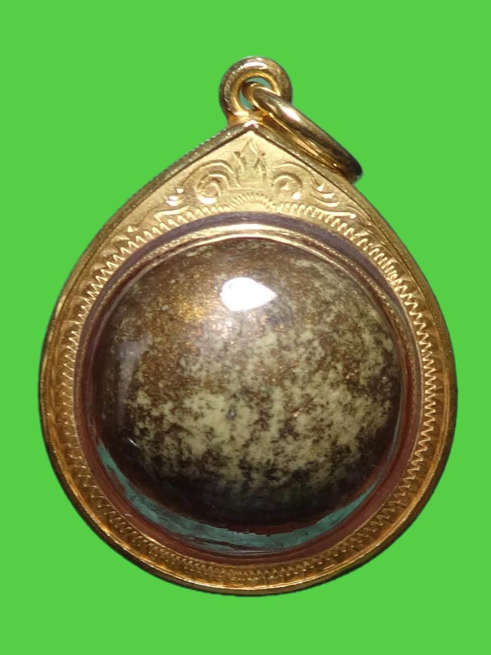 (8) ลูกอมผงพลายหลวงปู่ทิม บรอนด์วานิชย์ 1.5 ซ.ม. ยุคต้น เลี่ยมทองกันน้ำพร้อมบูชา