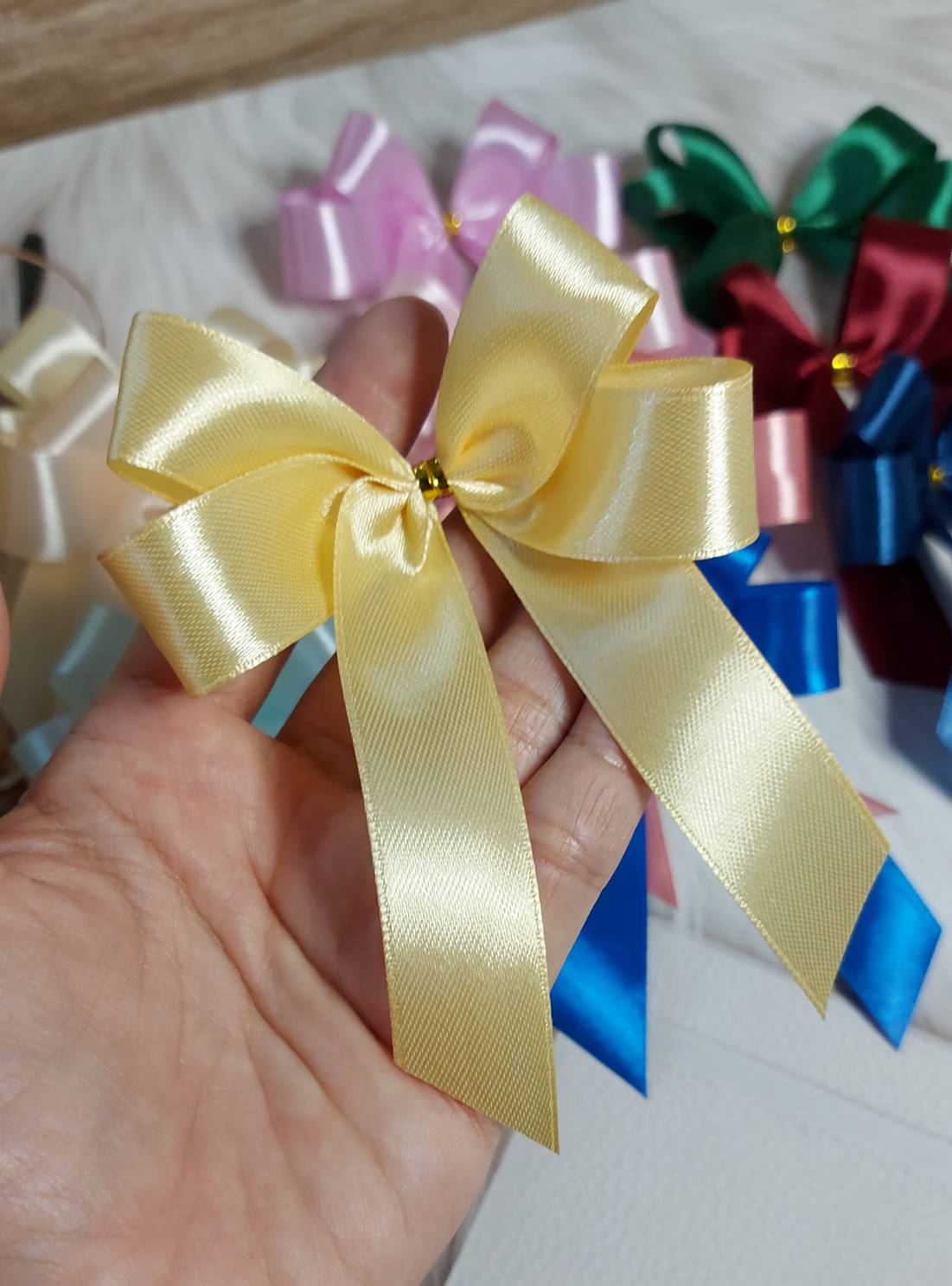 โบว์สำเร็จรูปผ้าโบว์ติดของขวัญ โบว์ติดของขวัญ โบว์ติดของรับไหว้ งานแฮนด์เมด ริบบิ้นซาติน 2 cm.