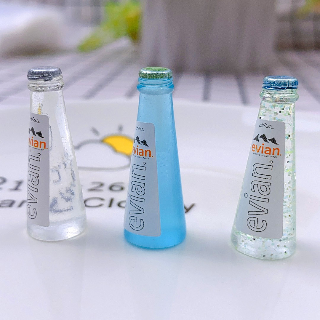 ขวดน้ำดื่มจำลองมินิยี่ห้อEvianขวดมินิเครื่องดื่มขวดเปลือกโทรศัพท์มือถือครีมกาวอุปกรณ์diyบ้านตุ๊กตาpropsเหมาะสำหรับนักสะสมนำไปโชว์งานของจิ๋ว
