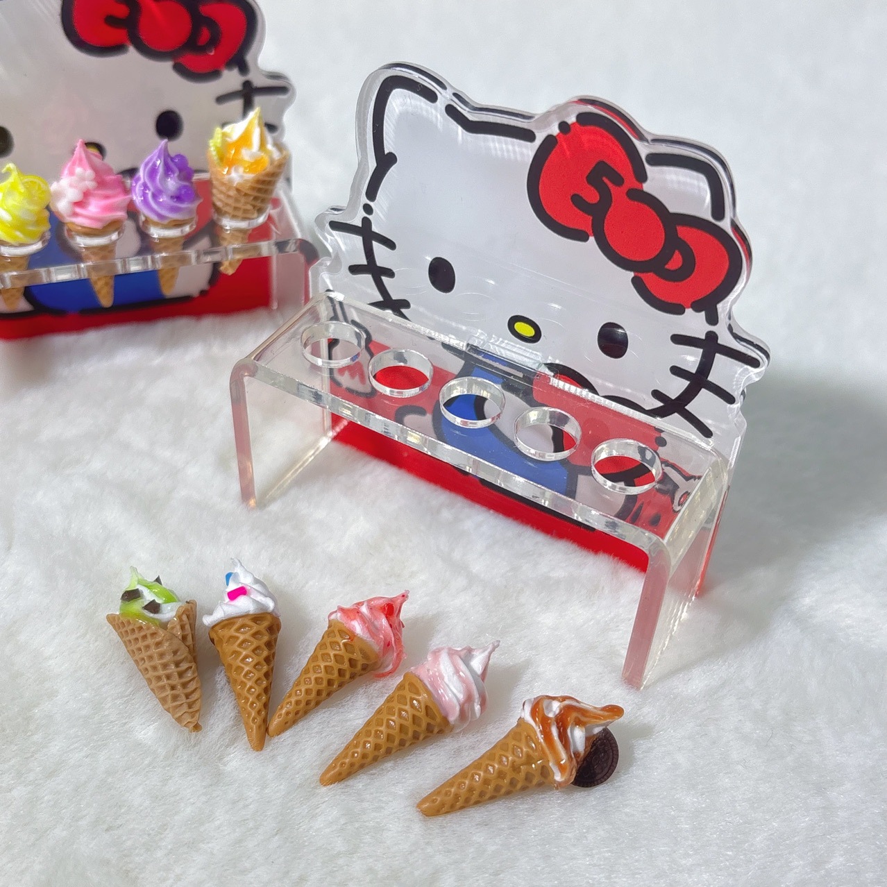 ที่วางโคนไอติมจิ๋วคิตตี้สีแดงอุปกรณ์ตกแต่งบ้านตุ๊กตาจิ๋ว บ้านเค้ก บ้านขนม อุปกรณ์ตกแต่งบ้าน วัสดุอะครีลิค ชั้นวางไอศกรีมโคนเล็ก