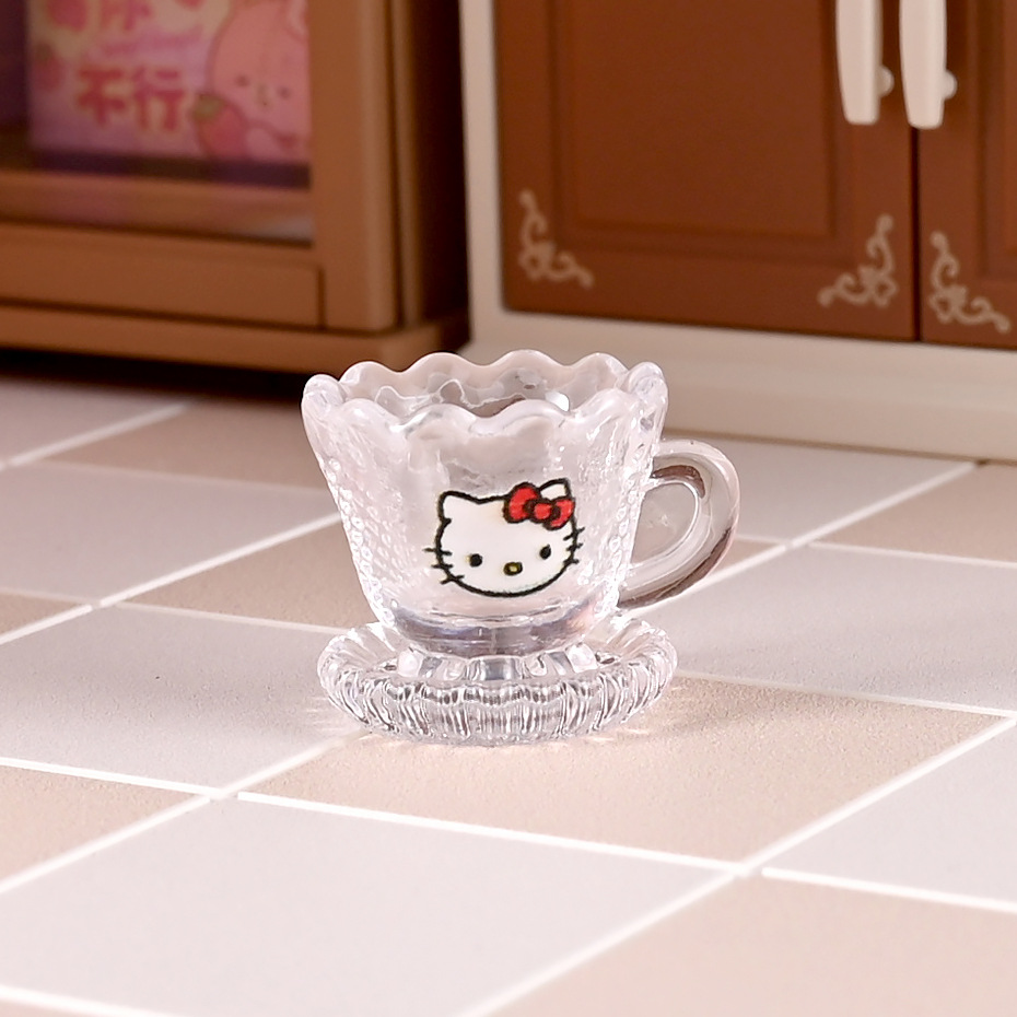 แก้วจิ๋วคิตตี้จำลองงานจริงอุปกรณ์สำหรับบ้านตุ๊กตา: ถ้วยและจานรองพิมพ์ใสขนาดเล็กสำหรับวางโชว์บนโต๊ะแบบ DIY และโมเดลฉากต่างๆ